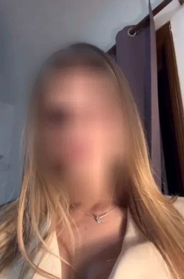 Caroline, 22