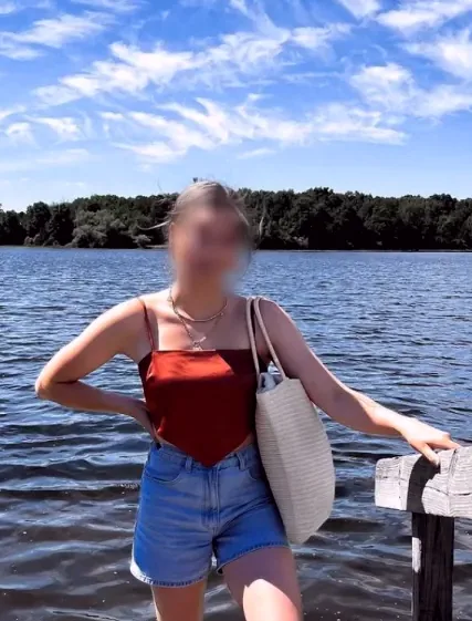 Nicoline, 24